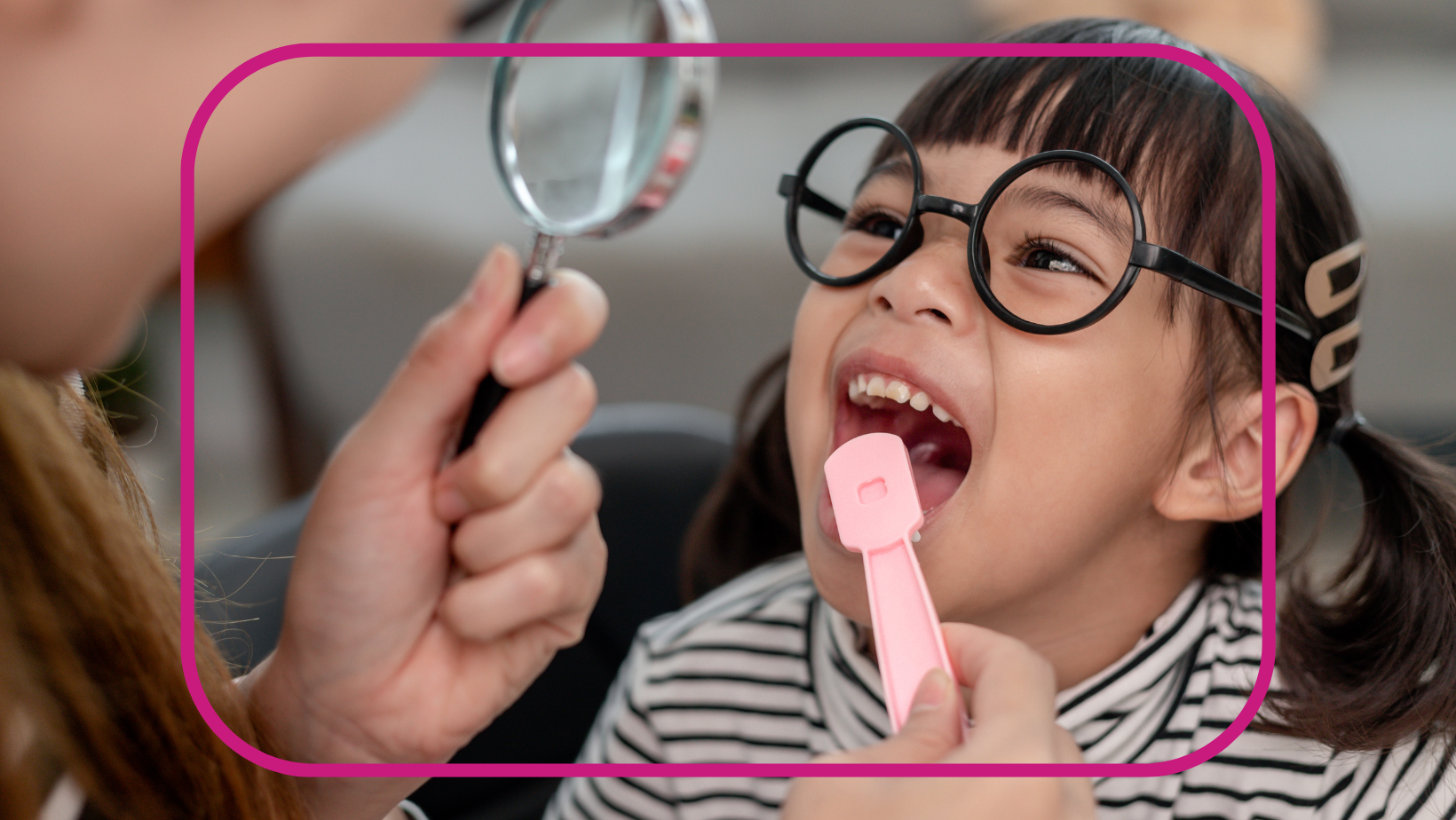 Dentista examina los dientes de un niño.